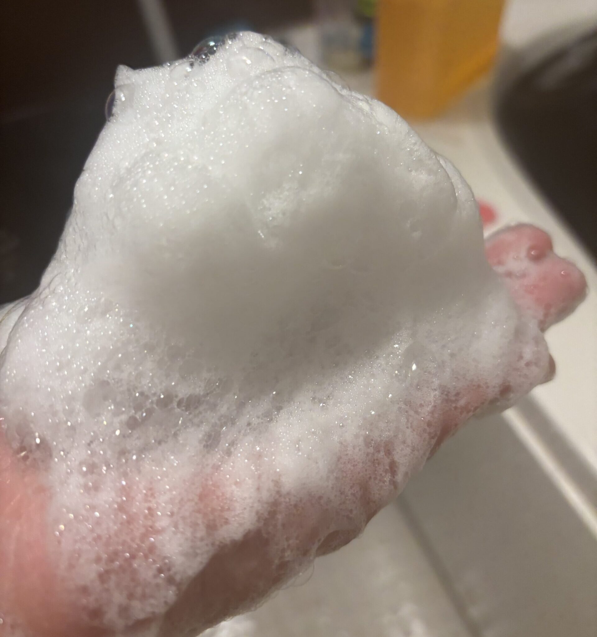 手のひらにふわふわの泡だった状態