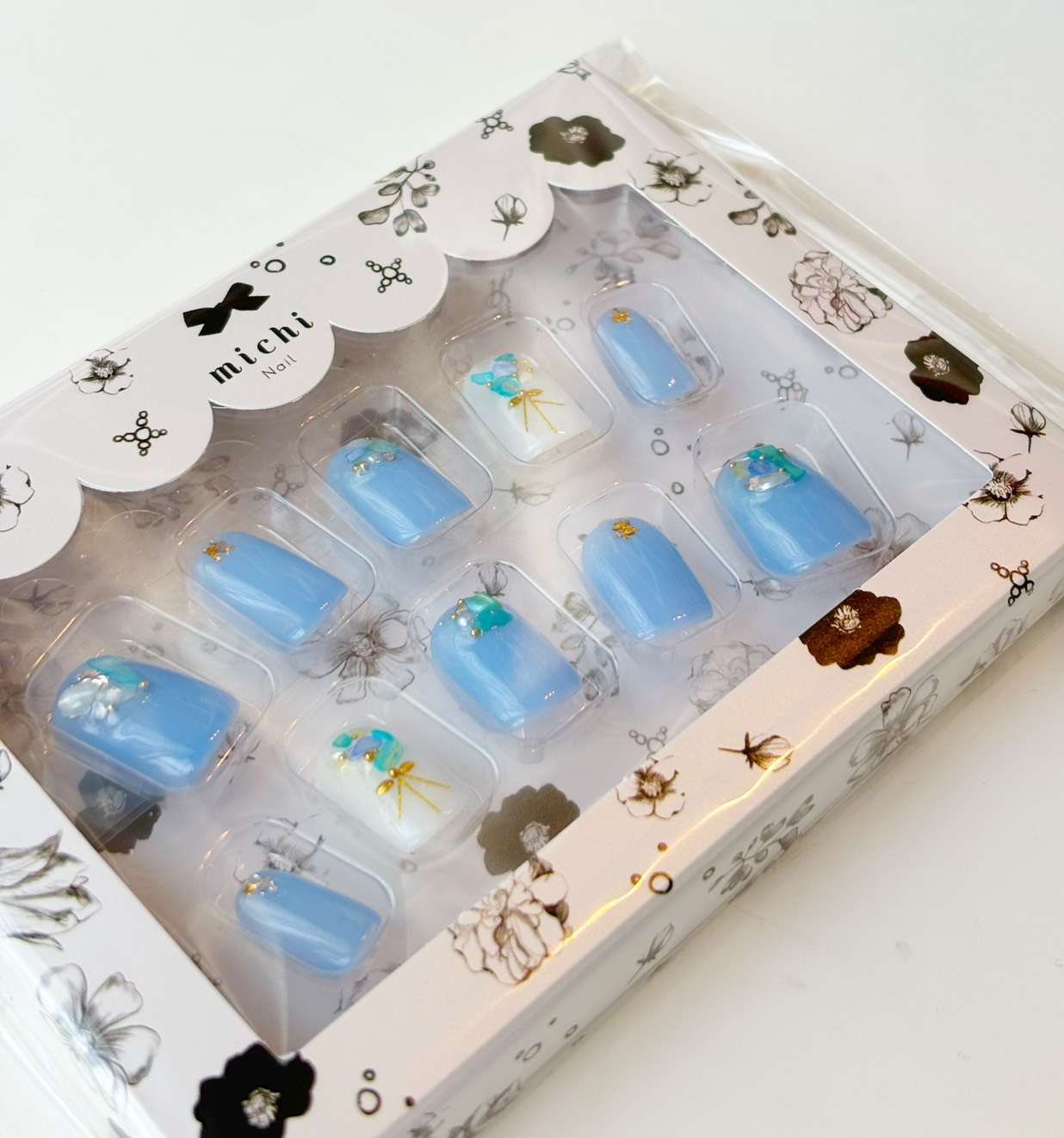 ミチネイルで買ったネイルチップ外箱斜めの写真