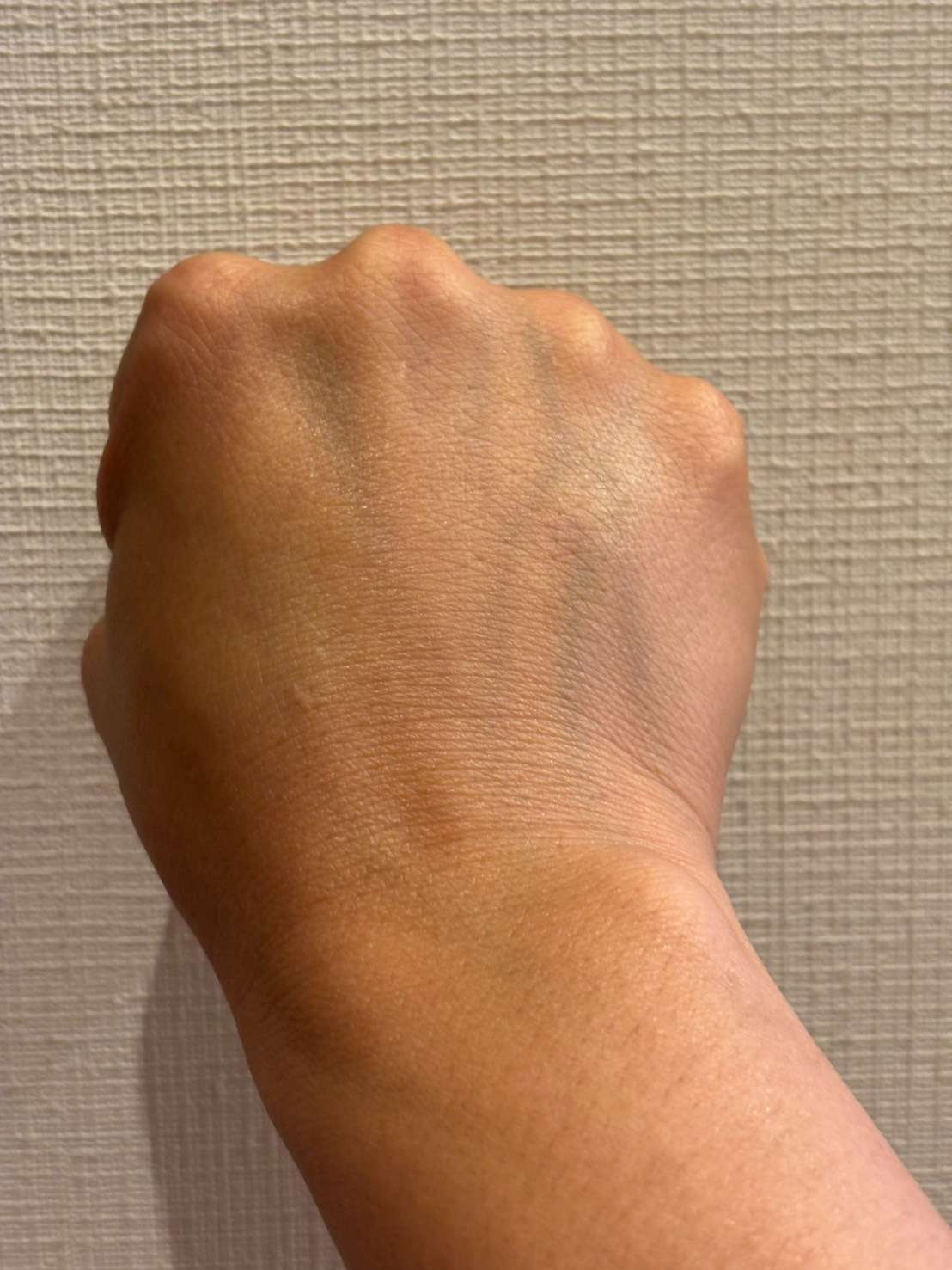 ママバターを塗布してしっとりツヤの出た手の甲の写真