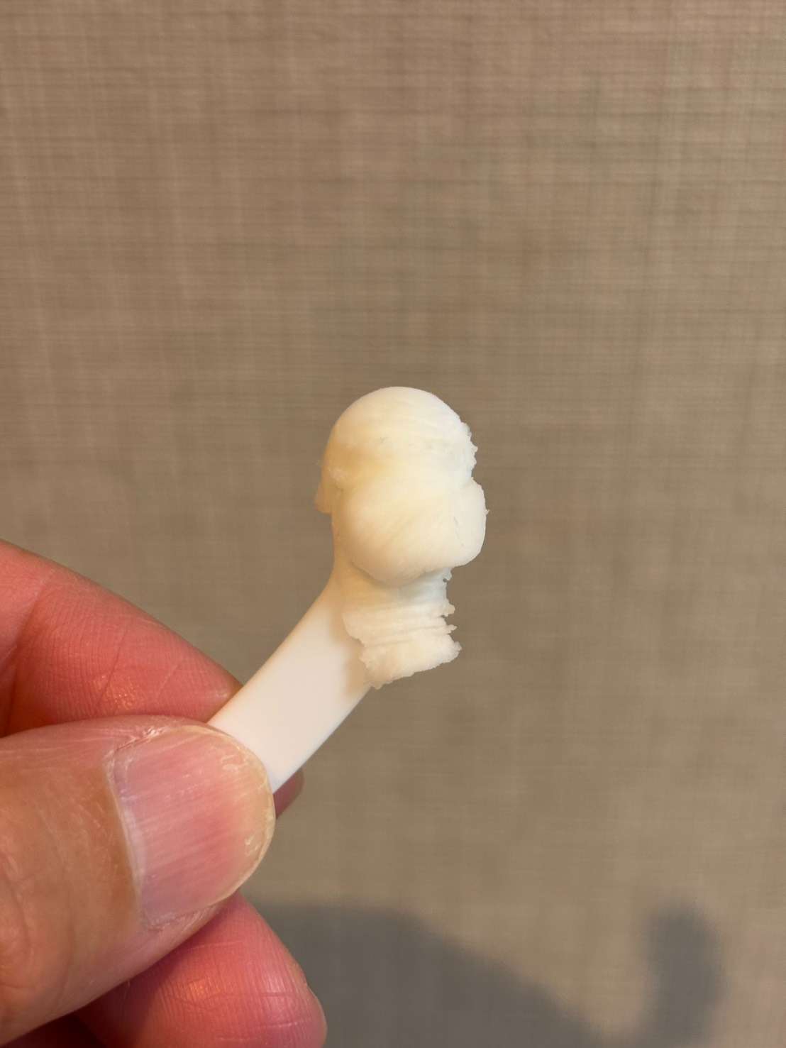 スパチュラですくった固形のシアバター