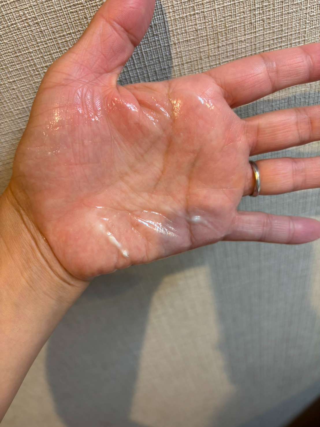 手のひらの体温で溶けてオイル状になったシアバター