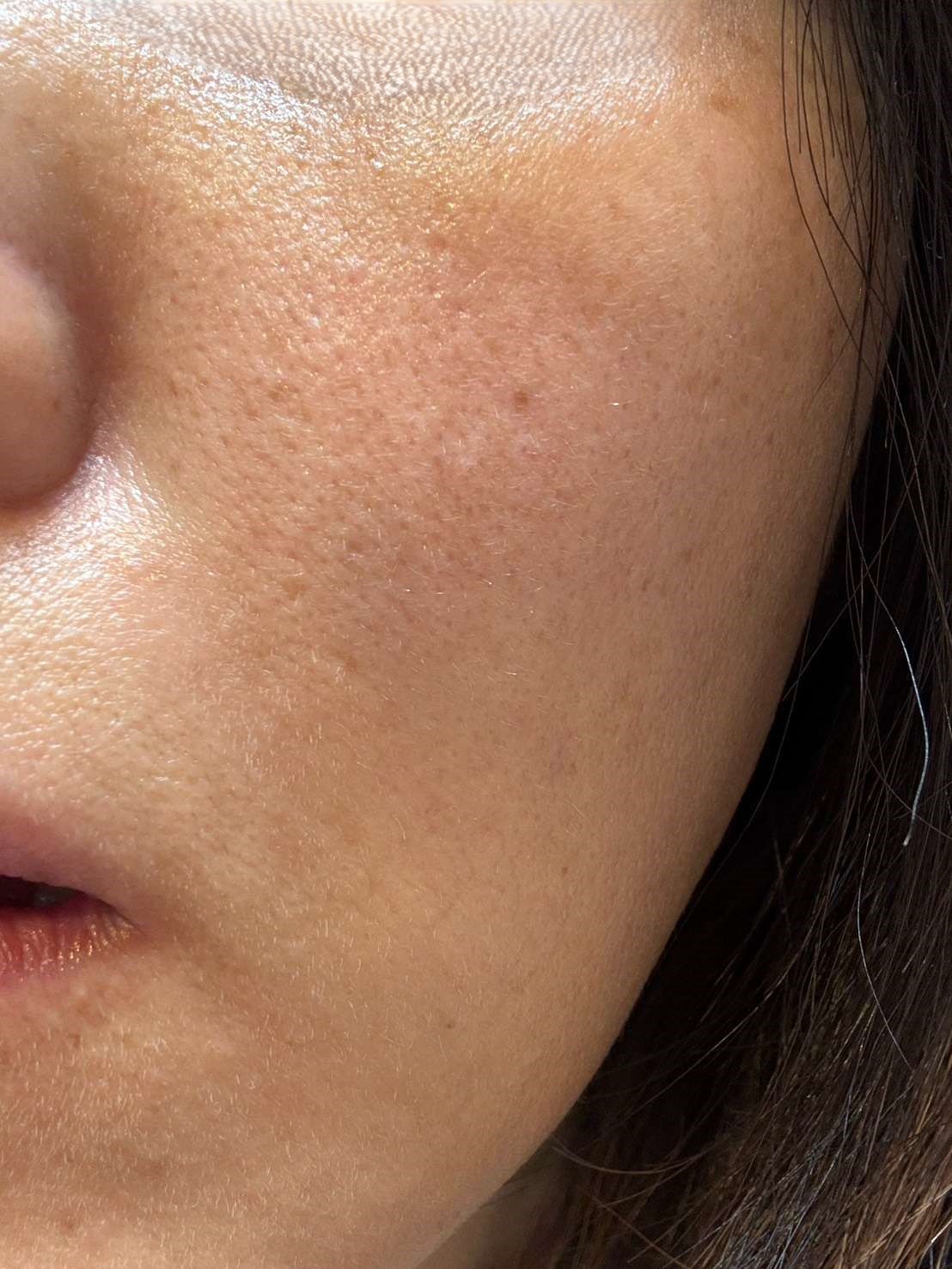 マナラ使用後のハリ感写真（斜め左）。頬の高い位置に綺麗なツヤが出ている